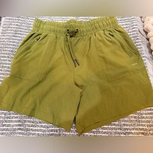 MONDETTA |  Athletic Green Performance Shorts Size Medium